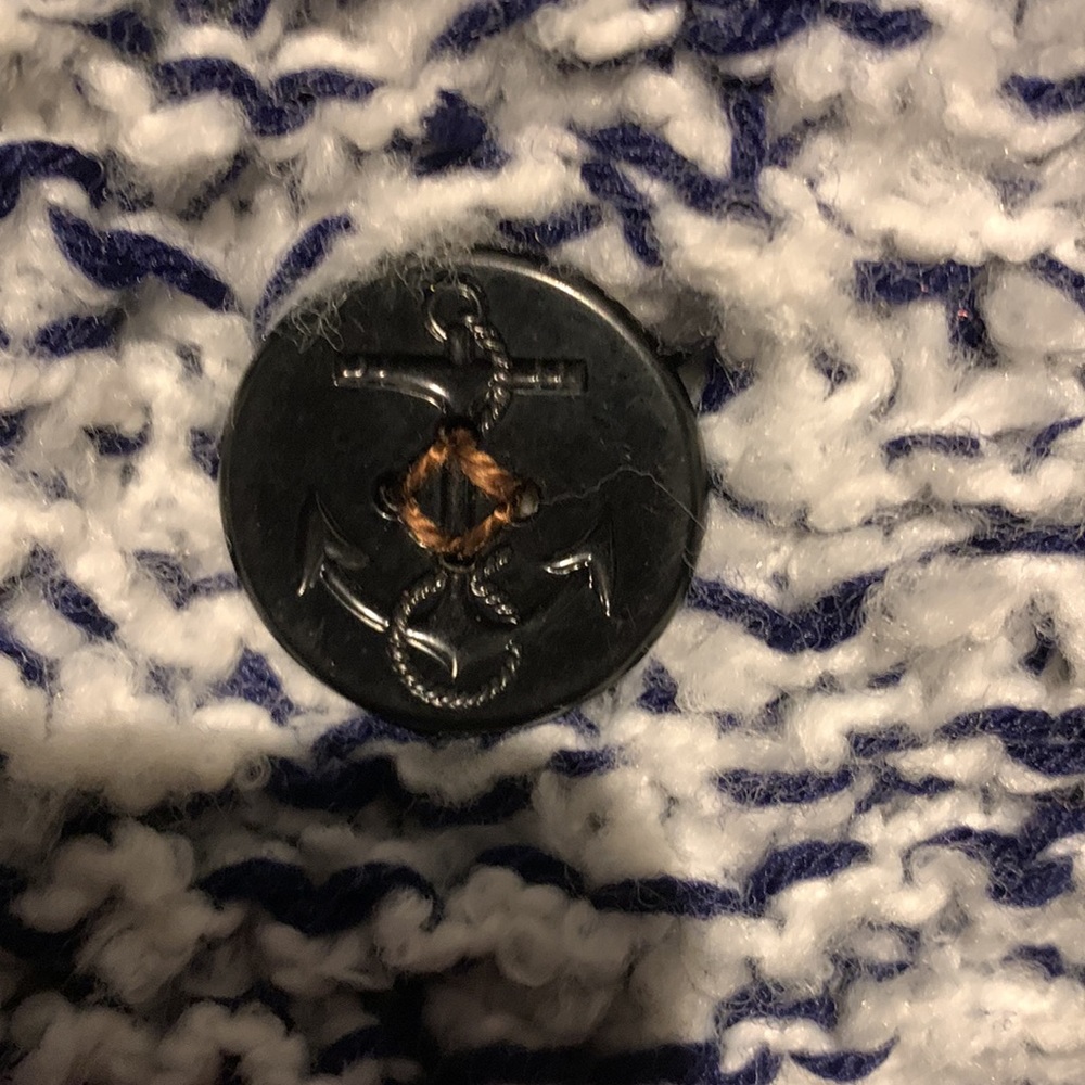 Handmade scarf with button - Picture 4 of 5